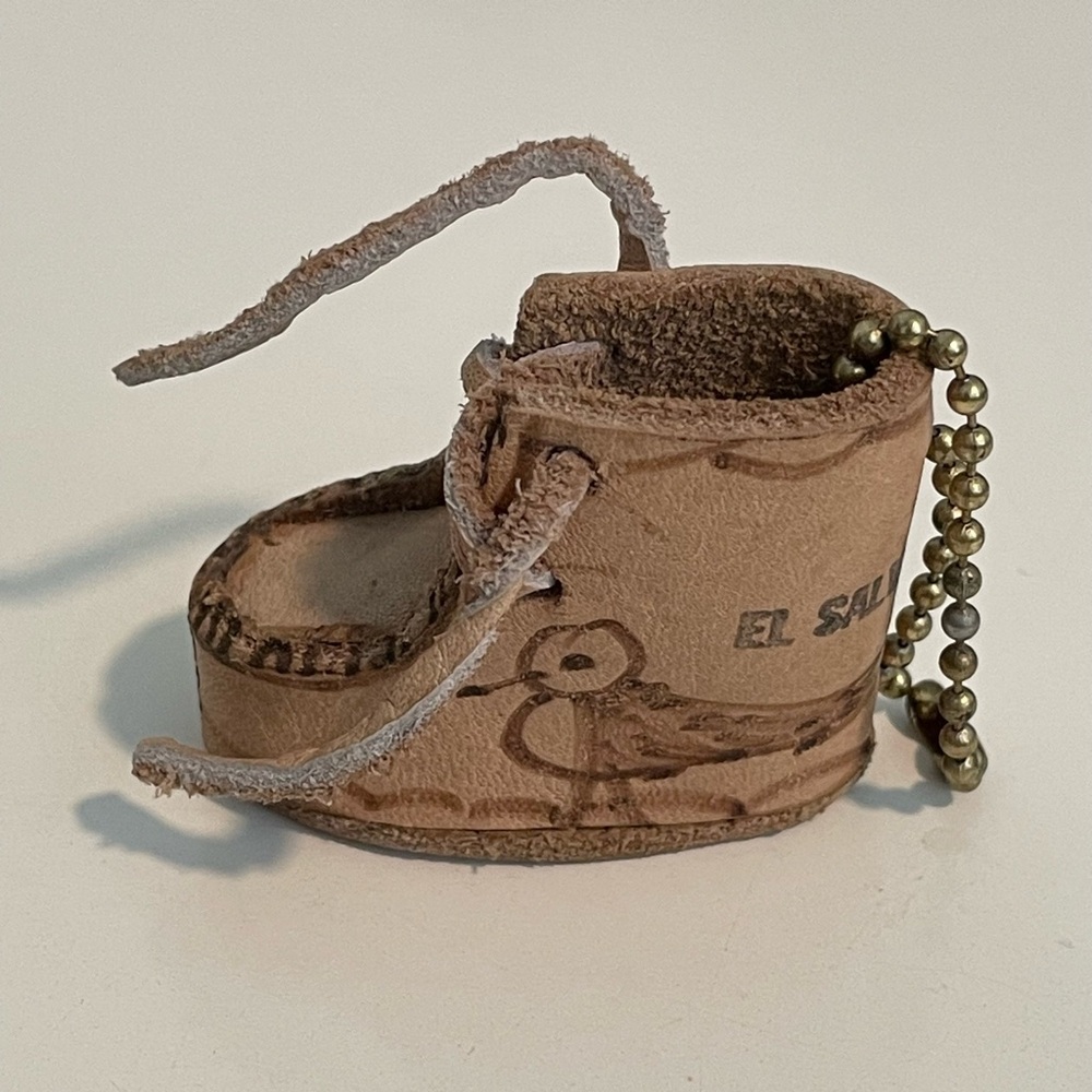 El Salvador, C.A. Brown Leather Mini Boot Souvenir Keychain with Laces & Chain - Picture 7 of 10